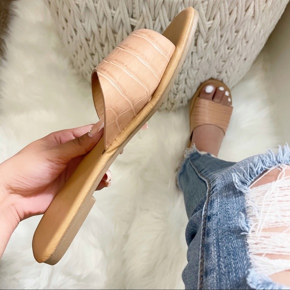 NEW Chrissy Sandal- in Nude - Picture 2 of 6